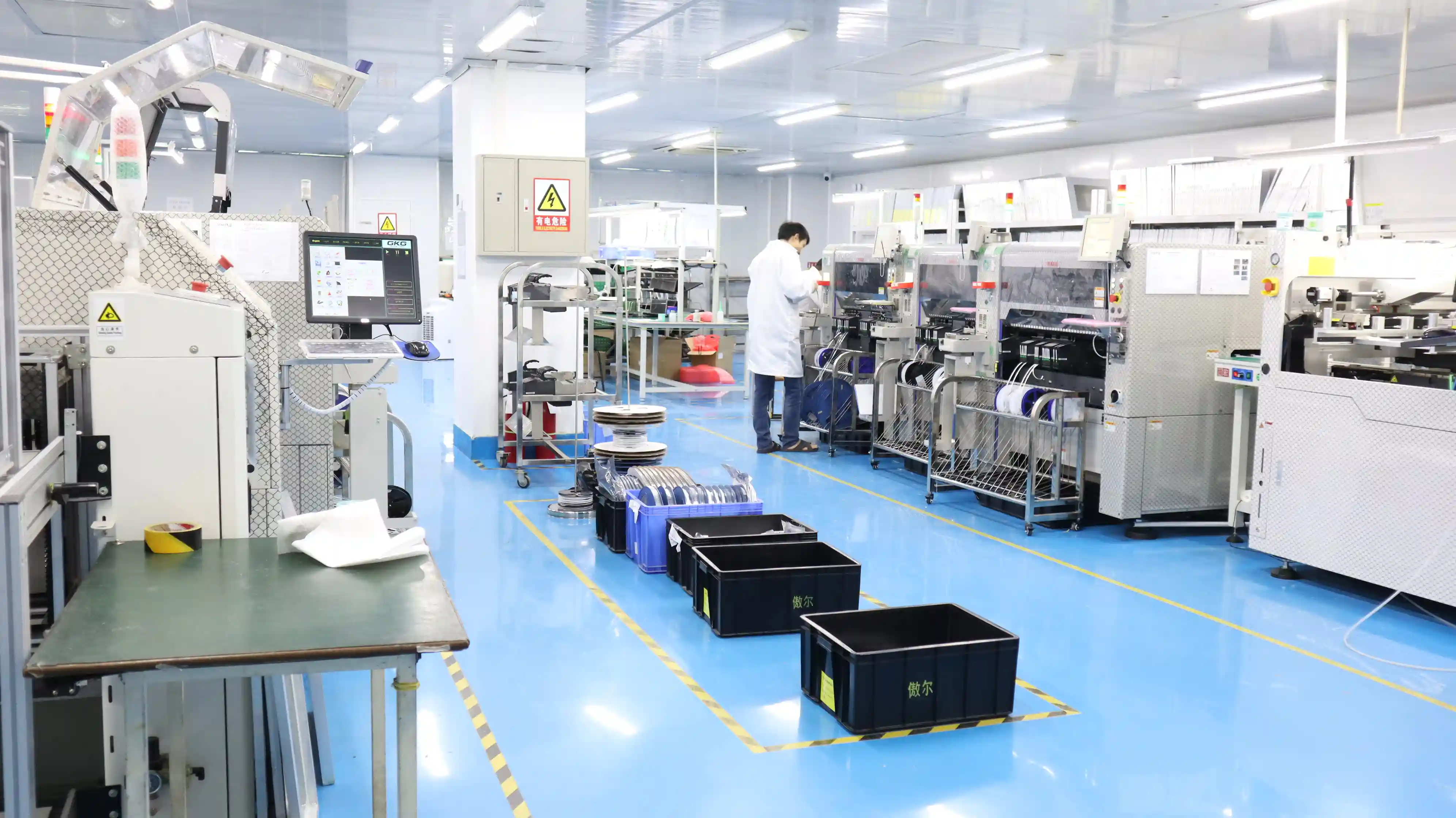 SMT pick and place machine이 PCB panel 위에 전자 부품을 실장하는 장면